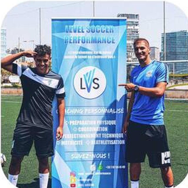 Coach Salim et un joueur devant la bâche Level Soccer Performance
