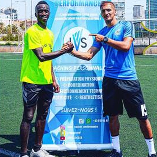 Coach Salim et un joueur devant la bâche Level Soccer Performance