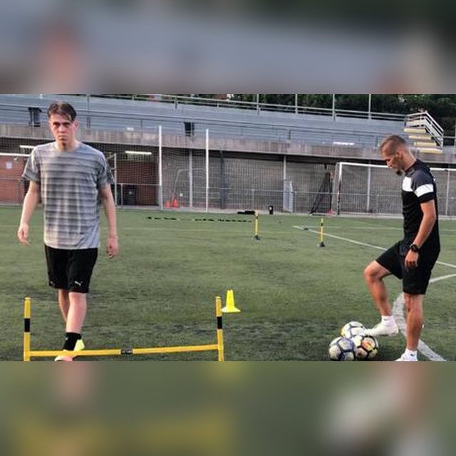 Coach Salim et un jeune joueur à l'entraînement