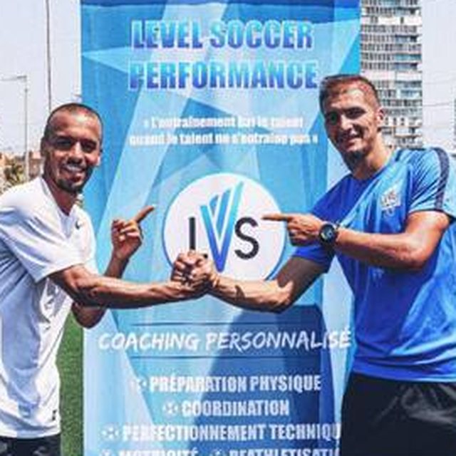 Coach Salim et un joueur devant la bâche Level Soccer Performance