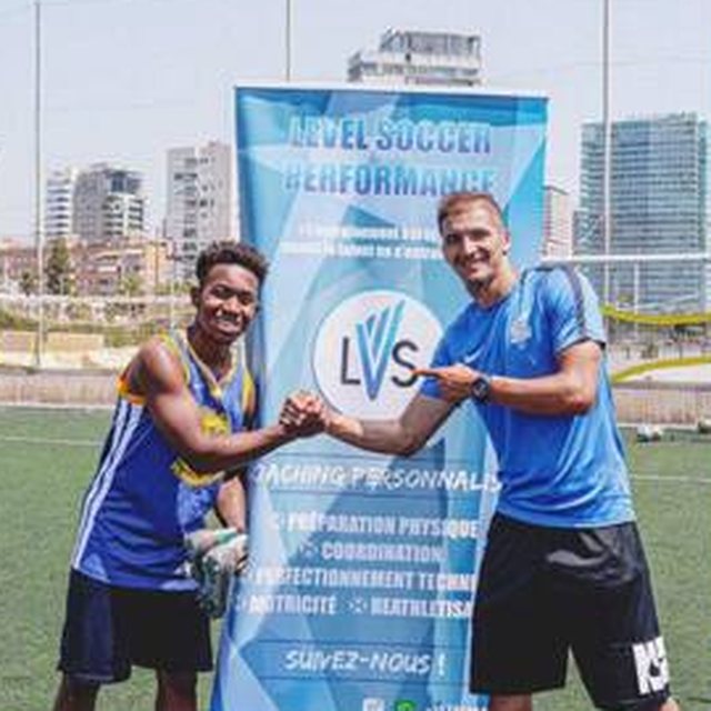 Coach Salim et un joueur devant la bâche Level Soccer Performance