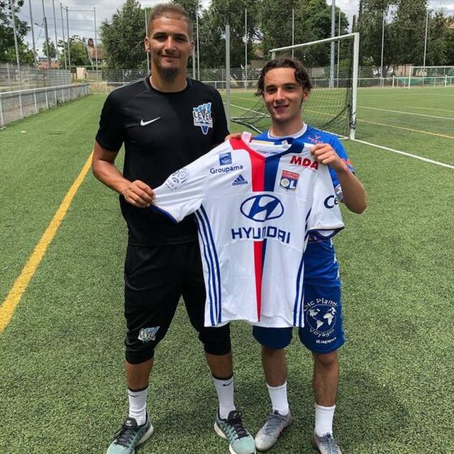 Coach Salim et un joueur tenant le maillot de l'Olympique Lyonnais