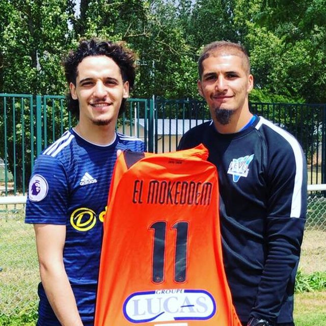 Coach Salim et El Mokeddem tenant son maillot orange