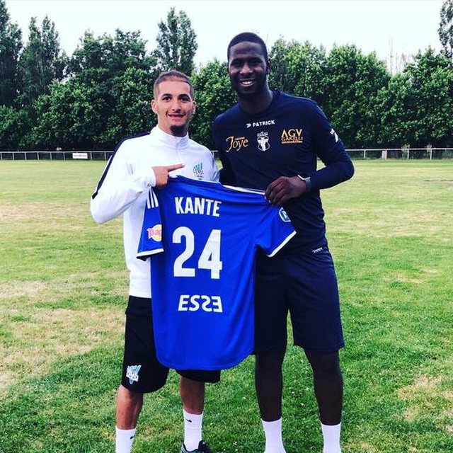 Coach Salim et un joueur tenant son maillot n°24