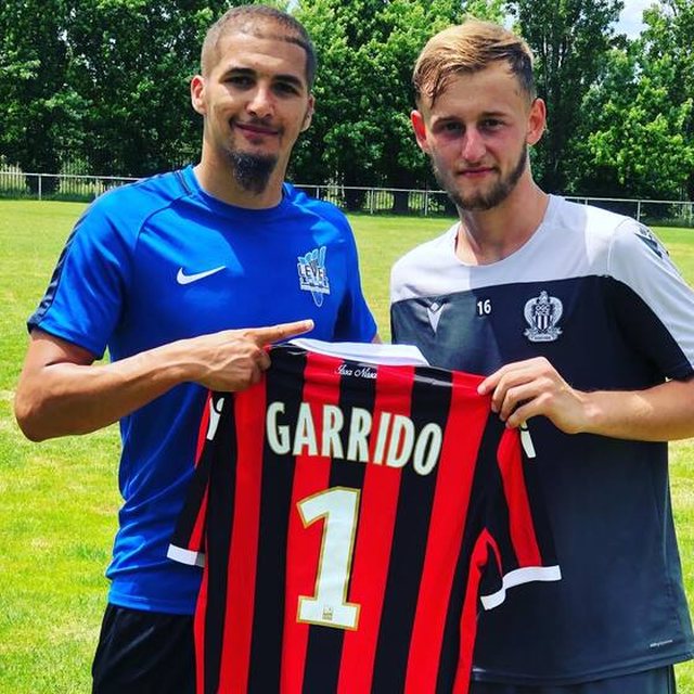 Coach Salim et un joueur tenant son maillot n°1