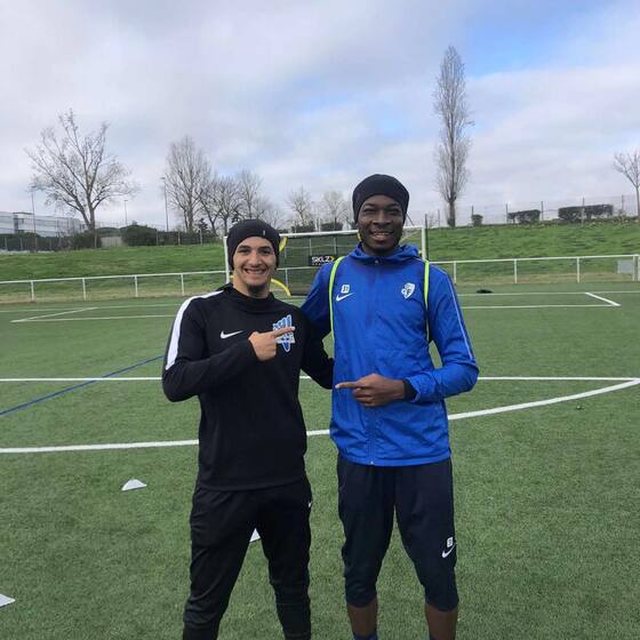 Coach Salim et un joueur après une séance
