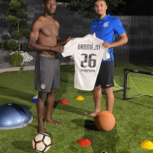Coach Salim et un joueur tenant son maillot n°26