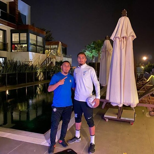 Coach Salim et un joueur en soirée
