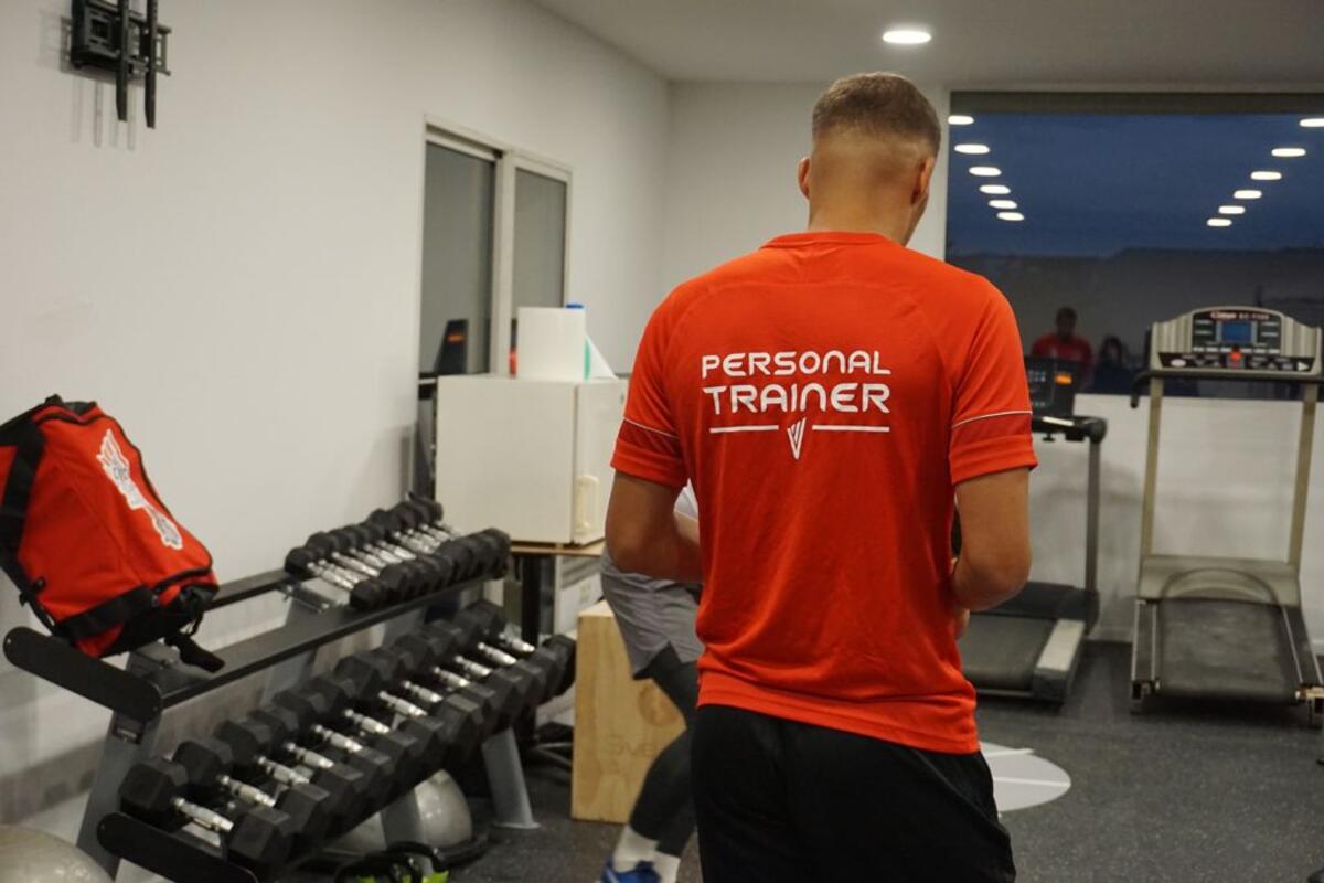 Personal trainer en salle de musculation